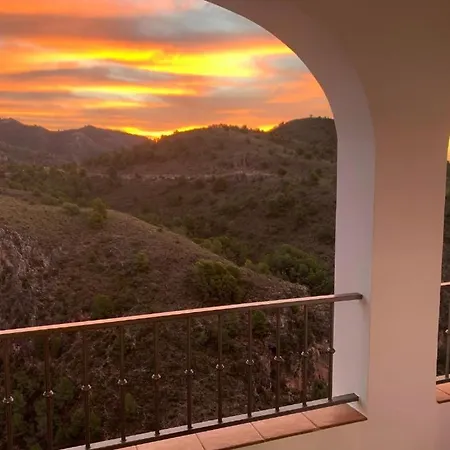 Casa Con Increíbles Vistas A Montañas Y Al Mar *